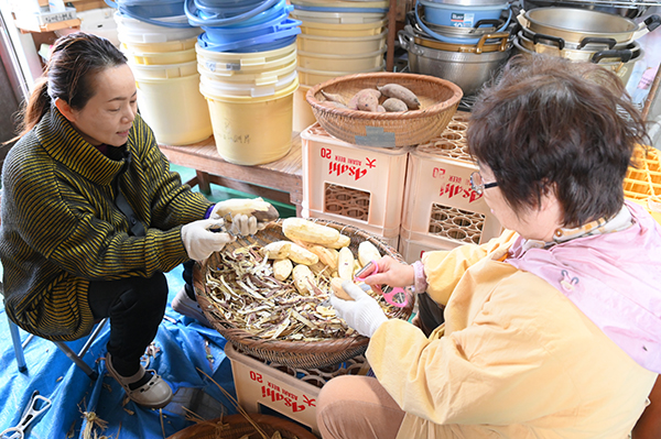 こっぱづくりの作業風景　さつまいもの皮むき