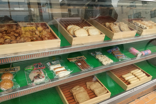 陳列されたかまぼこ