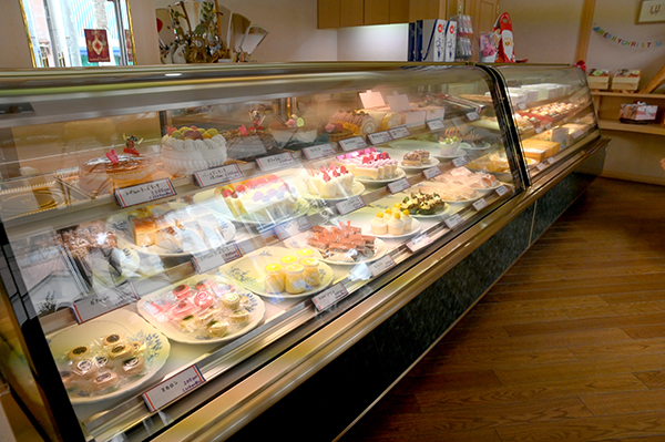 ショーケースに並ぶケーキ