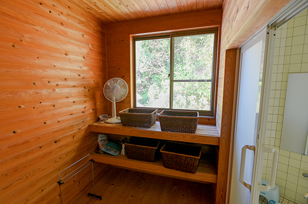木のぬくもりと緑が見える脱衣所