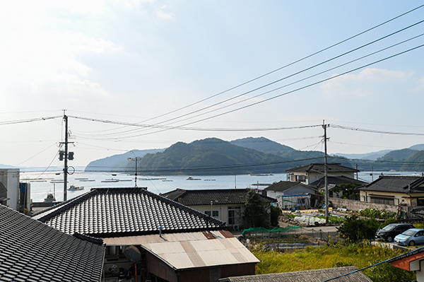 建物から見える深海港