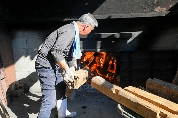 薪を使って煮詰る