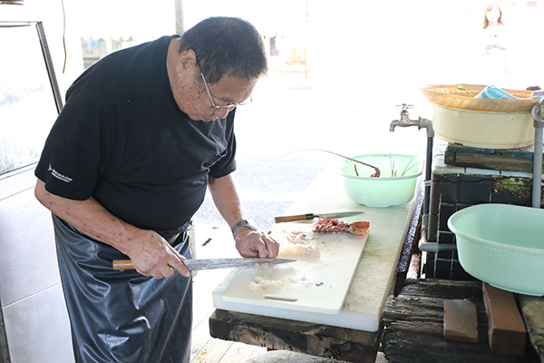 新鮮な魚をさばく様子