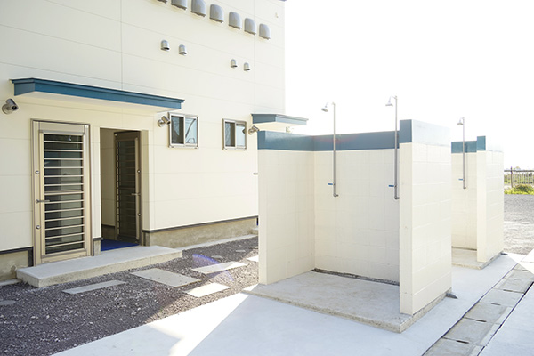 海遊び用　男女別の外施設。水シャワー、お湯シャワー、更衣室、トイレ完備です。