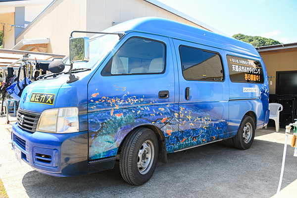 このバスに乗って天草の様々なスポットへ移動